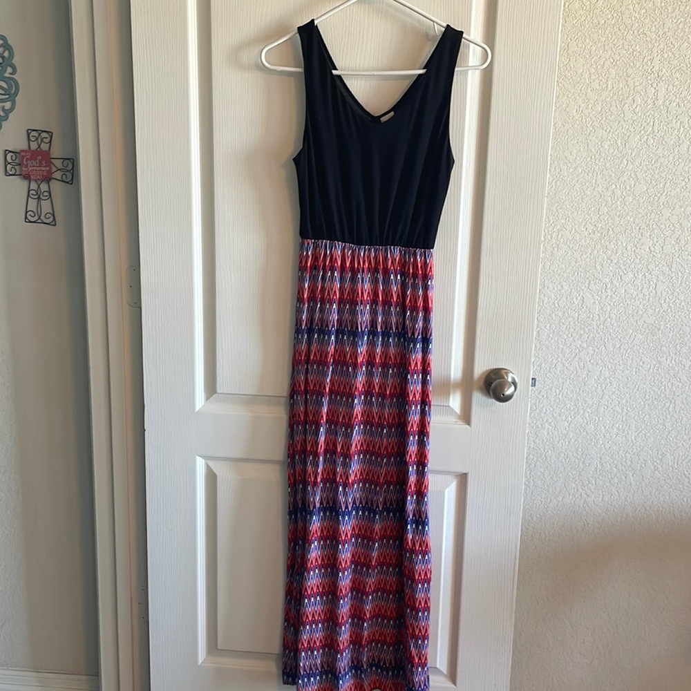 Size six sundress. 60% polyester 37% rayon 3% spandex, skirt 100% rayon